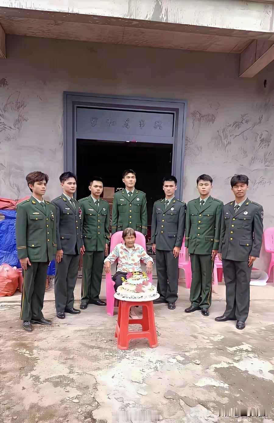 海南奶奶过生日，7个穿军装的孙子站成一排祝寿！网友：这才是最牛的全家福！家人
