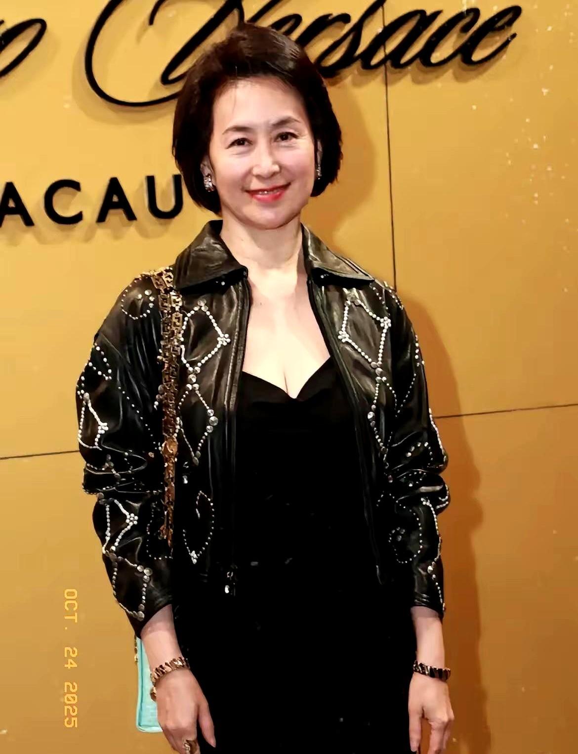 我有种预感，何家气数已尽，何超琼一人独撑大局，可她之后的后辈，却没一个能接住这