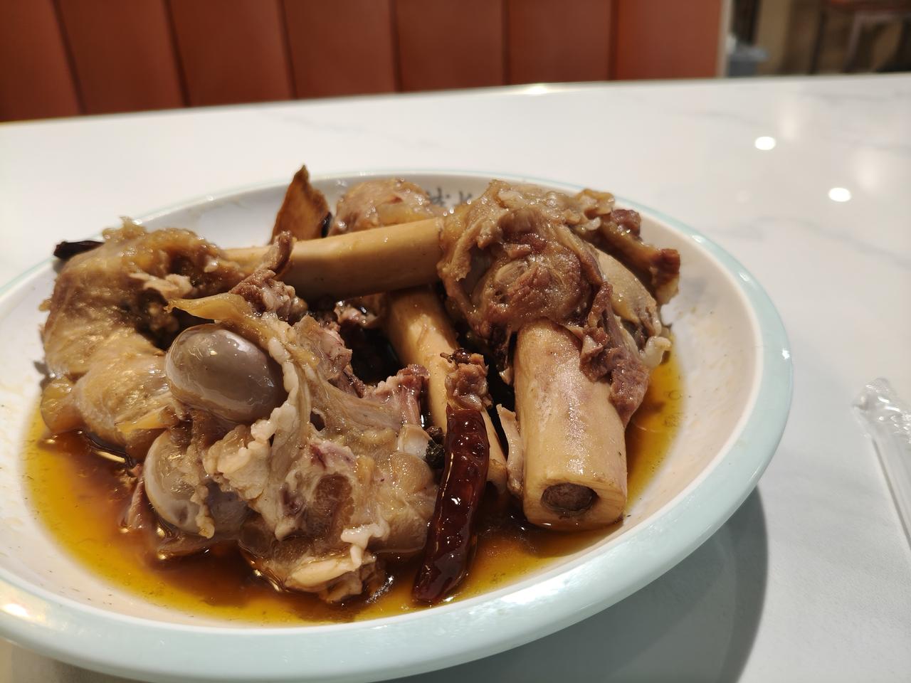 传说中的羊棒骨今天终于吃到了。无论挣钱多少，该吃吃，该喝喝。羊棒骨烩面