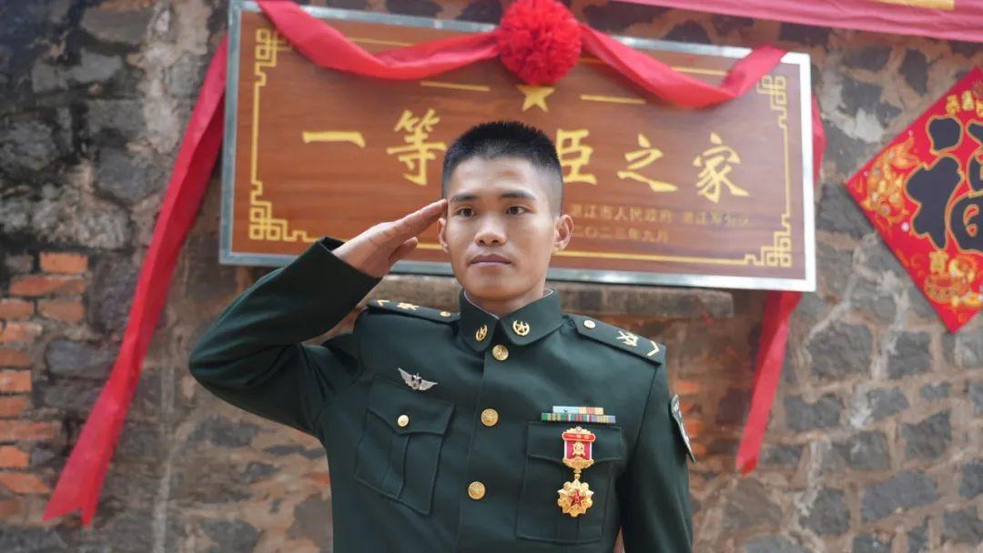 惊心动魄！广东22岁现役军人休假返乡，10分钟四次下水，拼死救回4条人命。2
