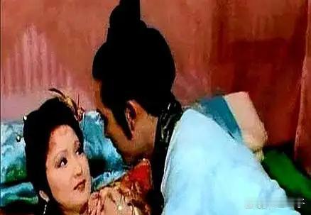 别被古装剧里的温情脉脉骗了。真实的通房丫鬟，整晚守在床边，递汗巾、点安神香、宽衣