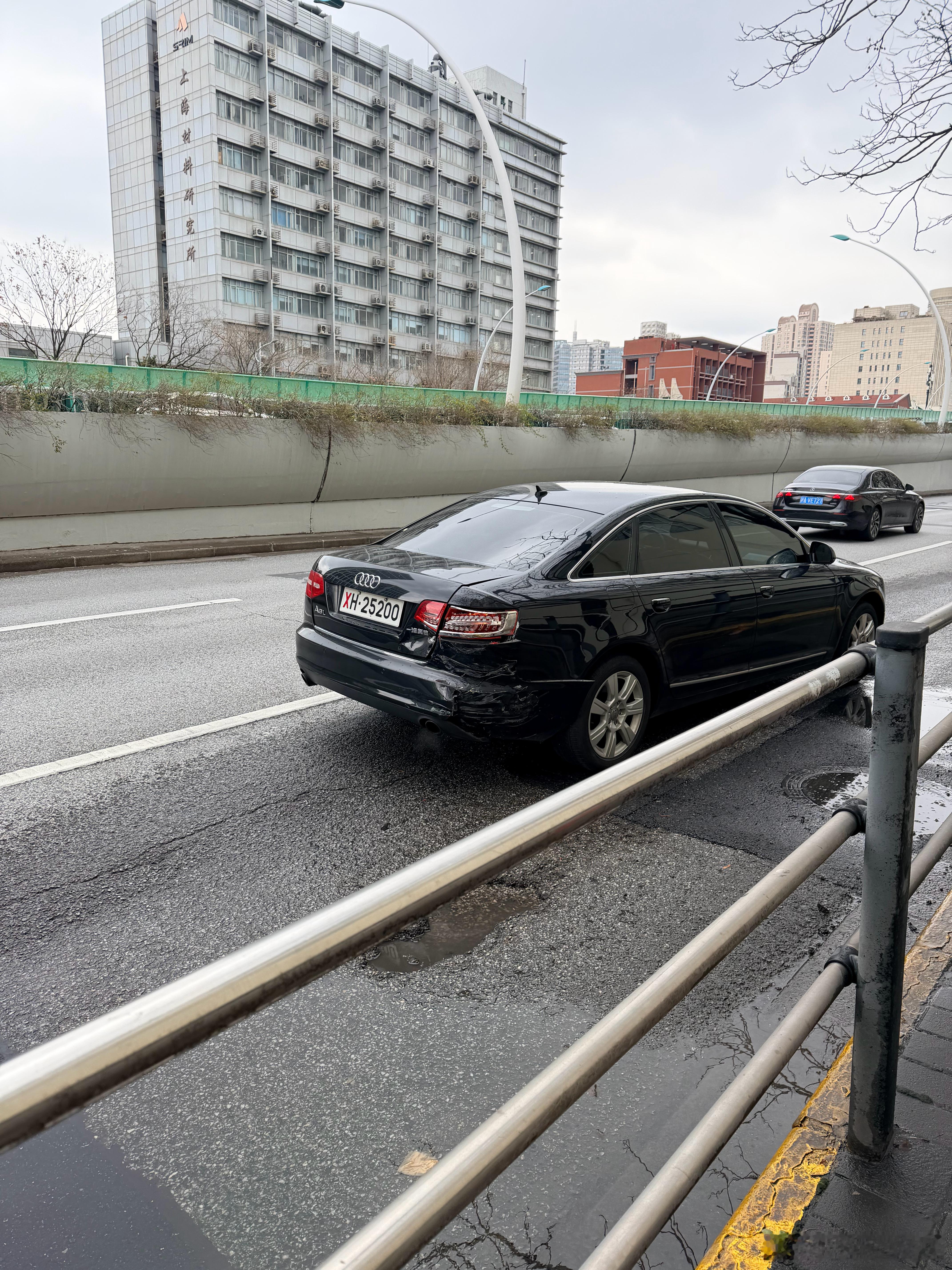 老款比亚迪追尾军车