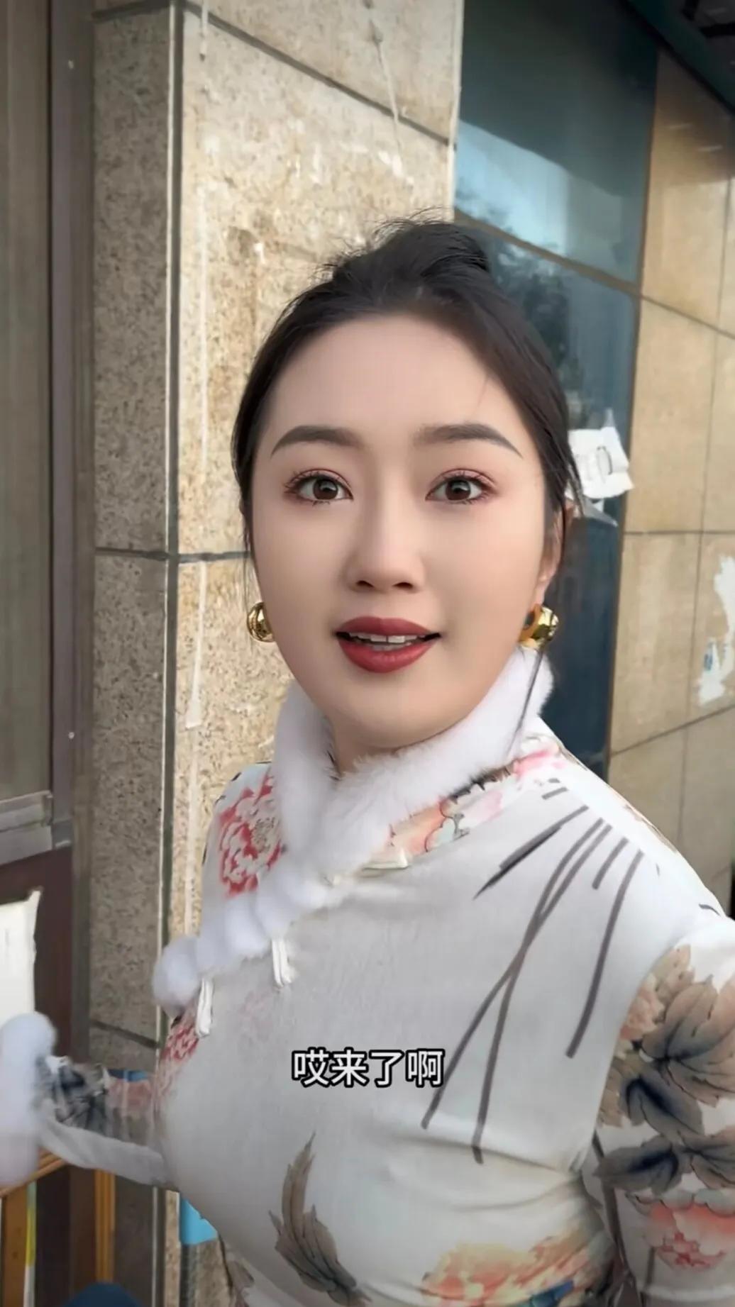 外貌对于女性来说是一个多维度的问题，它既有积极的一面，也有消极的一面。女性应该树