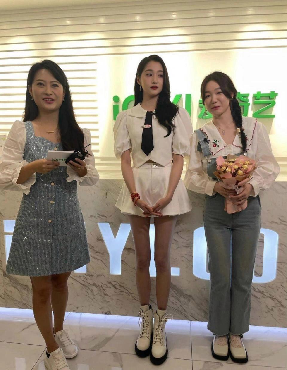 关晓彤这腿好抢镜，和旁边的路人一对比显得身材比例更夸张了。