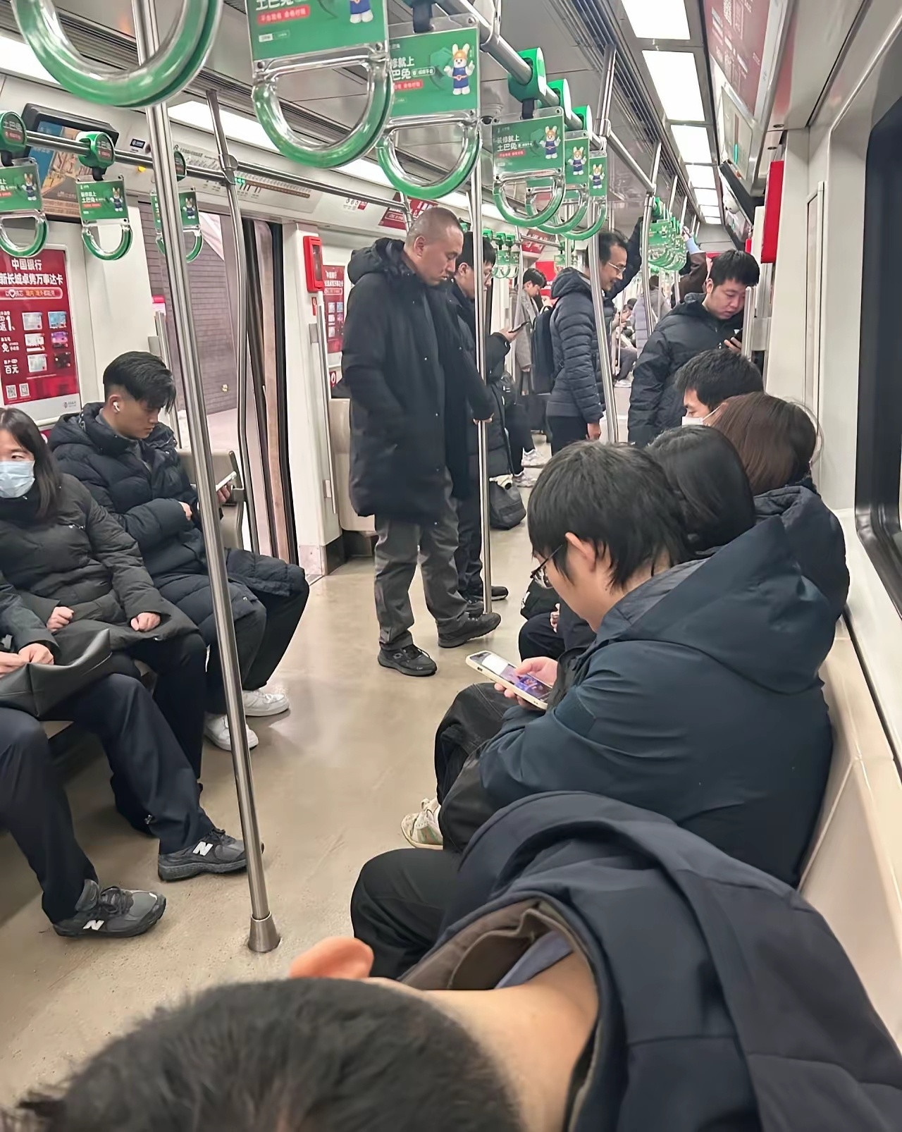 有网友问为什么北京人冬天穿衣色号统一都是黑色系，别说北京，基本上北方冬季都这样因