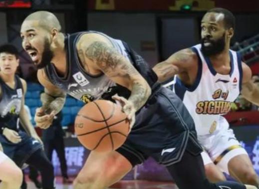 看了四川队外援维纳莱斯的表现，我觉得CBA外援的工资还是太高了，工资帽也太高了，