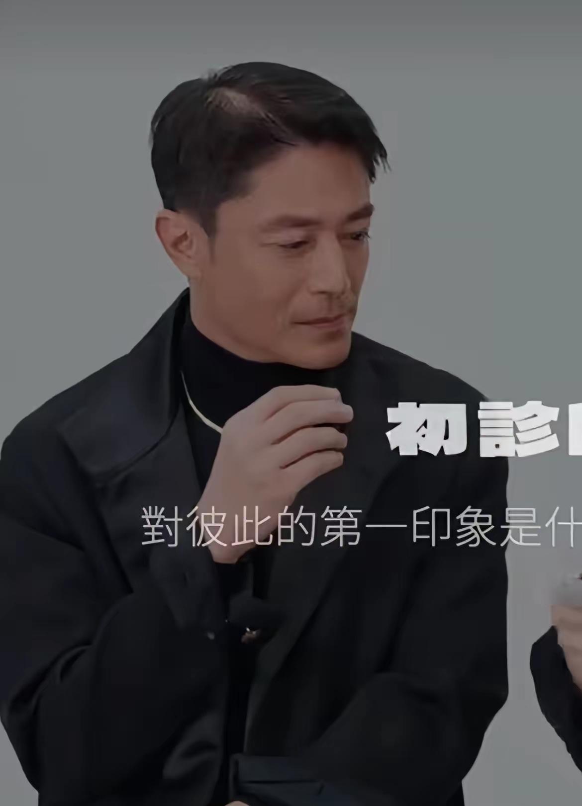 感觉霍建华结婚后老得飞快没想到他的头发也变少了经常演古装剧戴头套很伤头皮，