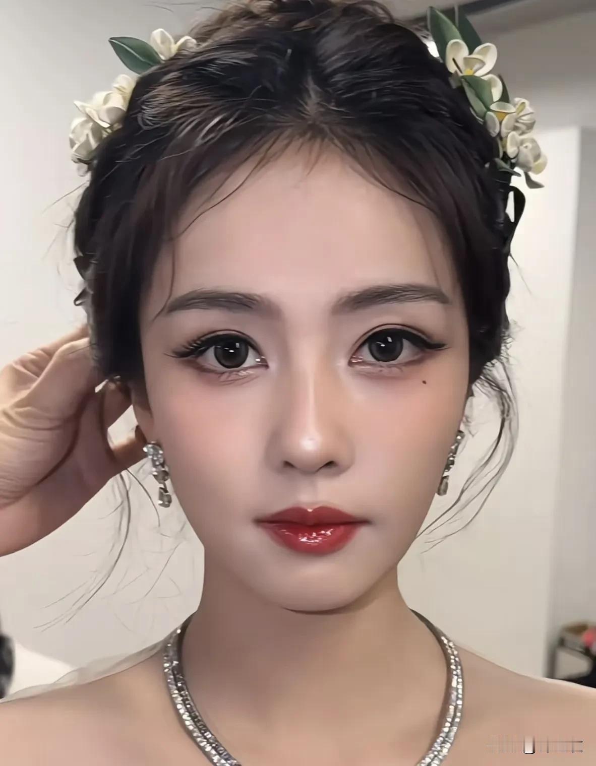 白鹿这个妆容很漂亮，但是感觉那颗泪痣有点多余了，也不是说丑，就感觉眼睛已经画的很