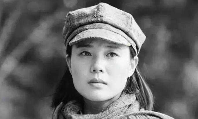 1950年甘肃剿匪，政委生擒女匪首！审讯时她不求饶，却流利背出红军番号！政委手一