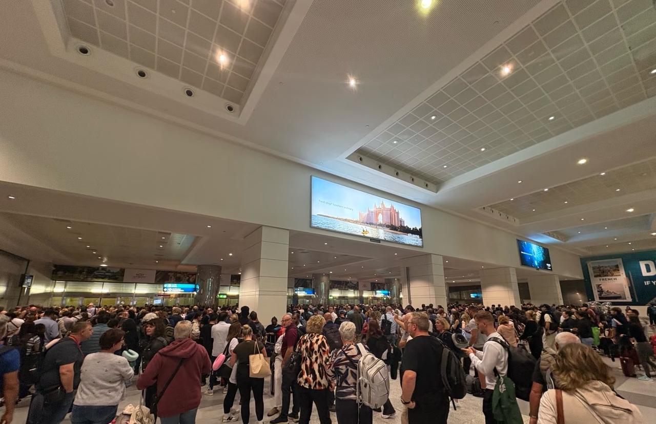 现在的迪拜机场全部空域关闭，见证历史。现在的心情有些焦虑，焦虑的点在于，真的