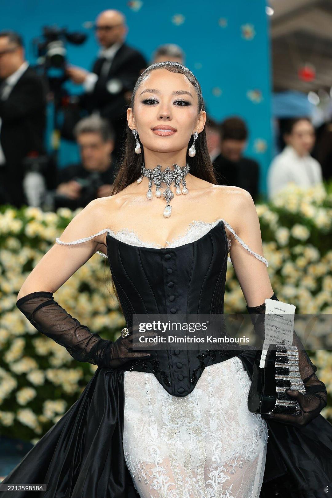 吉娜首次亮相MetGala吉娜作为钢琴家亮相MetGala造型生图！吉娜Met