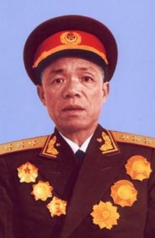 1934年，韩先楚打了胜仗后，因弄丢了200多银元，被撤职，红25军政委吴焕先却