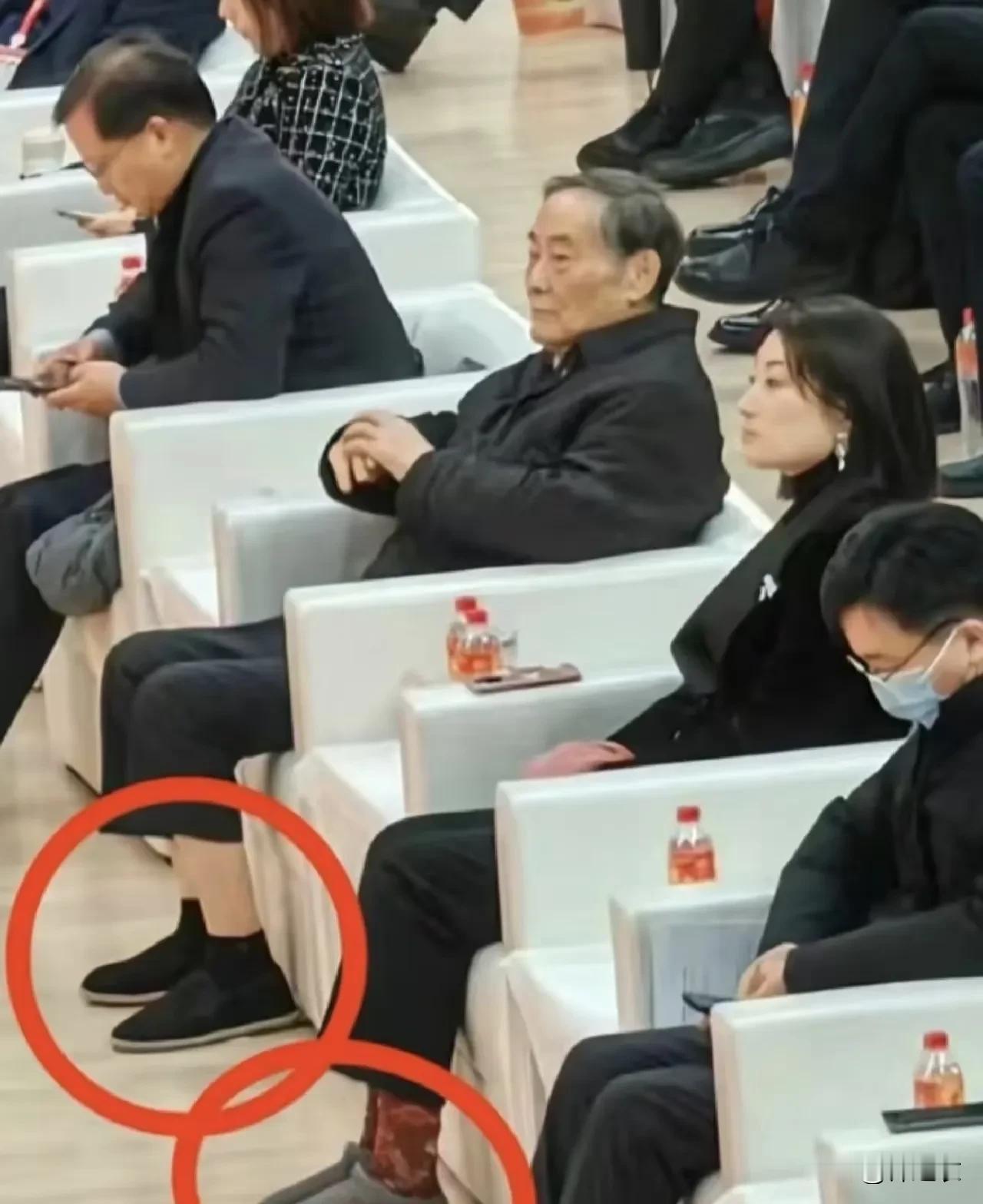 其实不管男女吧，就宗馥莉继承这么大的产业，在这么复杂的斗争里，她拿到了实权，有自