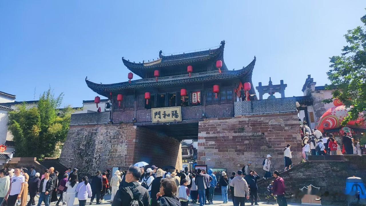 徽游掠影(八)一一游徽州古城。作为全国四大古城之一的徽州(其余三个古城是四川阆