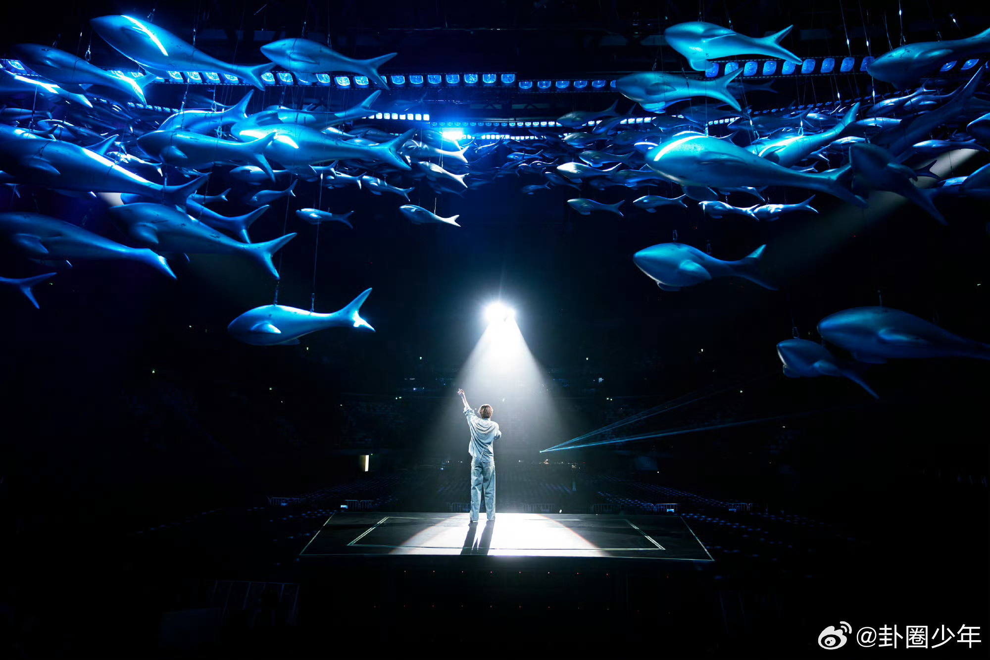 梓渝话筒闪闪发光梓渝话筒在发光救命！梓渝的发光话筒也太吸睛了吧，彩排的光影效果