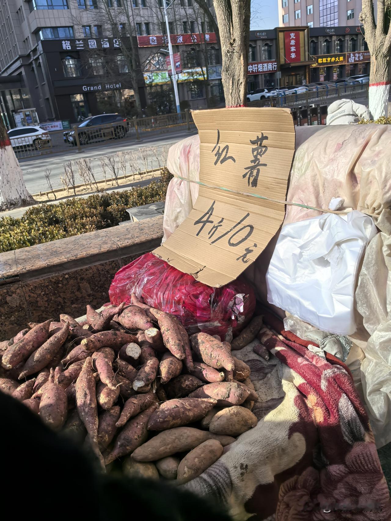 昨天，西宁生物园区紫恒帝景小区门口聚起一群人——原来是一辆三轮车正载着几袋洋芋叫