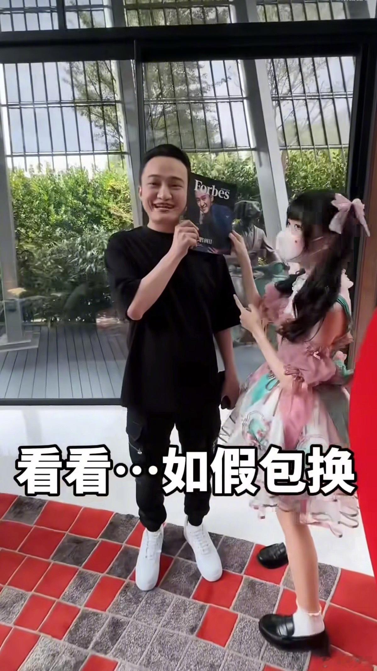 孙宇晨人品人品肯定是差劲的，要不然怎么回不了国呢。不仅人品恶劣，长的也像个癞蛤蟆