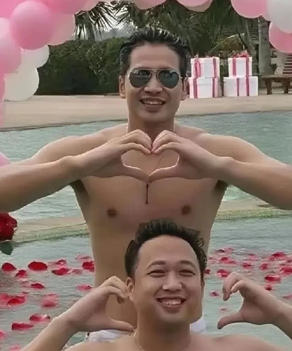 终于明白了为什么何晟铭蹭热度于正不声不响了原来何晟铭特别敢说，啥