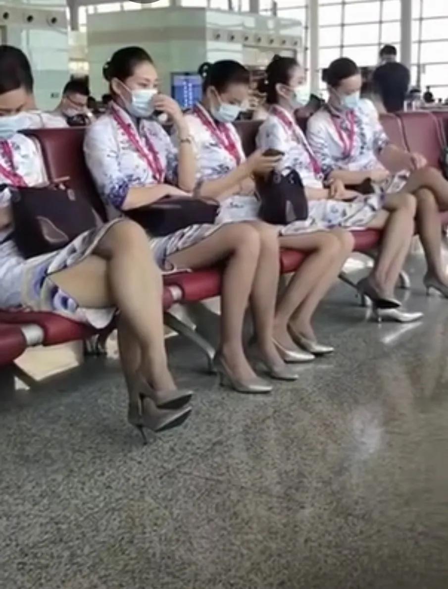 飞机经停，暂时下飞机休息的航空小姐们
