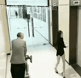 大爷别看美女了，都撞门上了