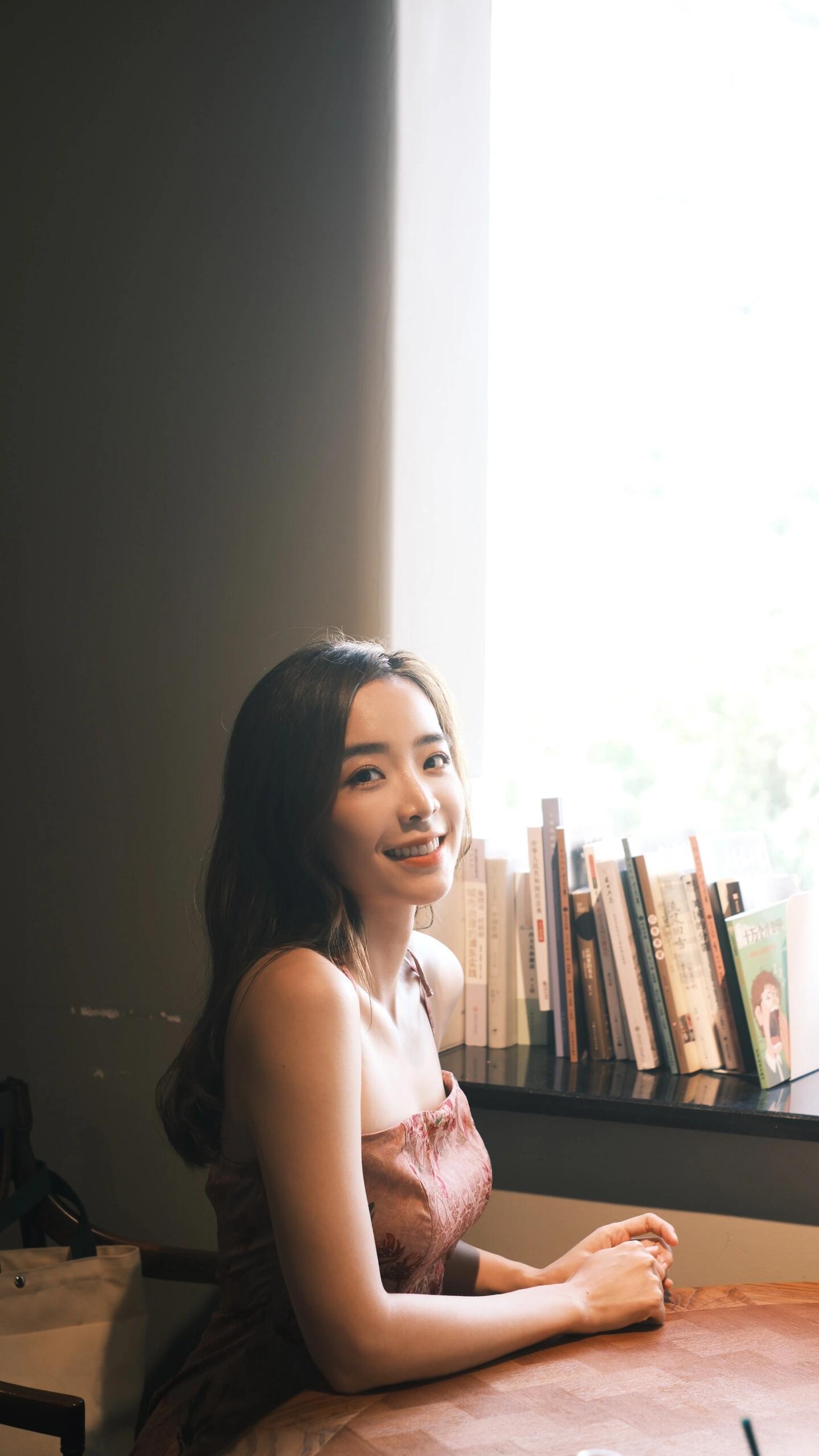 余霜穿搭精选：复古咖啡店写真，复古刺绣吊带长裙，文艺氛围感拉满。余霜