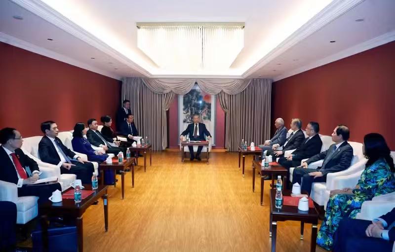 在复杂的国际环境下，苏林专门安排会见中越友好人士、将领、专家家属，高调宣示越南将