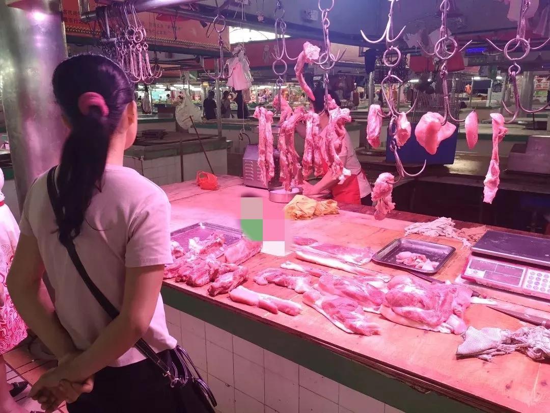 怪不得猪肉便宜也没人买早市猪肉七块五一斤，买了二十块钱的，炖完汤浑得像泥水，肉