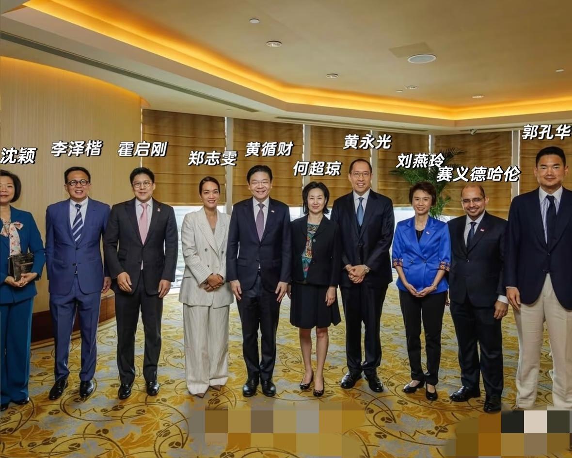 何超琼好厉害，与李泽楷、霍启刚一起参加活动，她是在合影时居中间的。近日，李泽