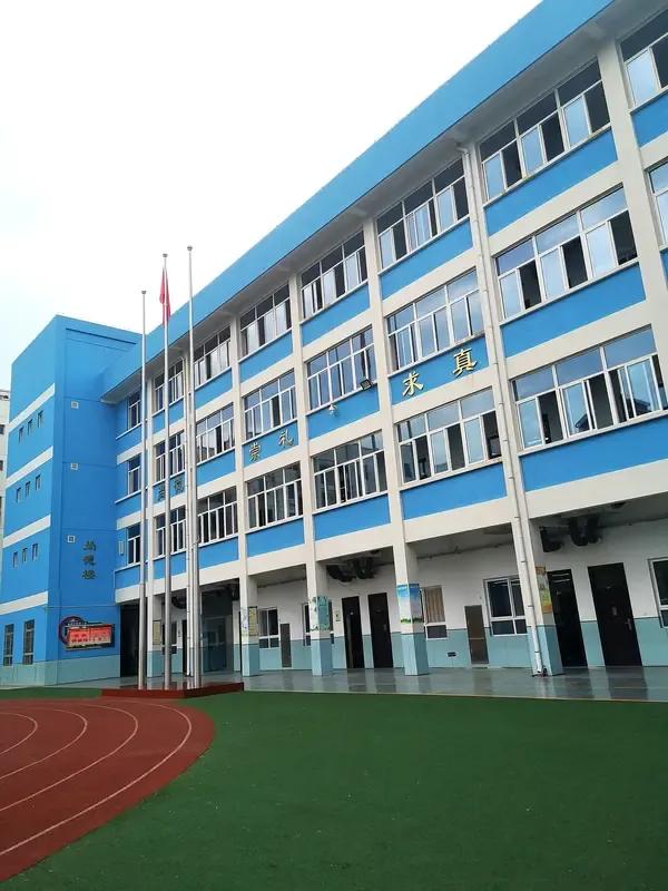 真的是听到一件奇葩事了。一位乡镇初中学校的历史老师说，他们学校每个年级四个班，按
