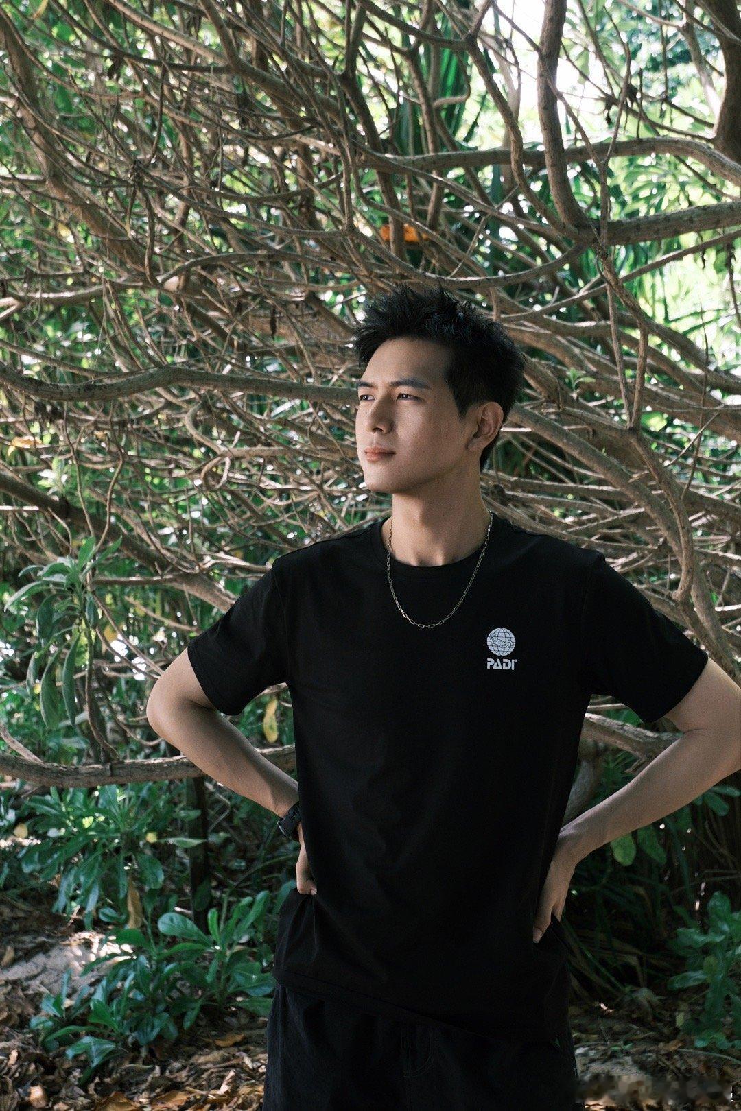 终于等到李现重回内娱的一集李现重回内娱的第一场活动就杀疯了，从容自信举手投足都