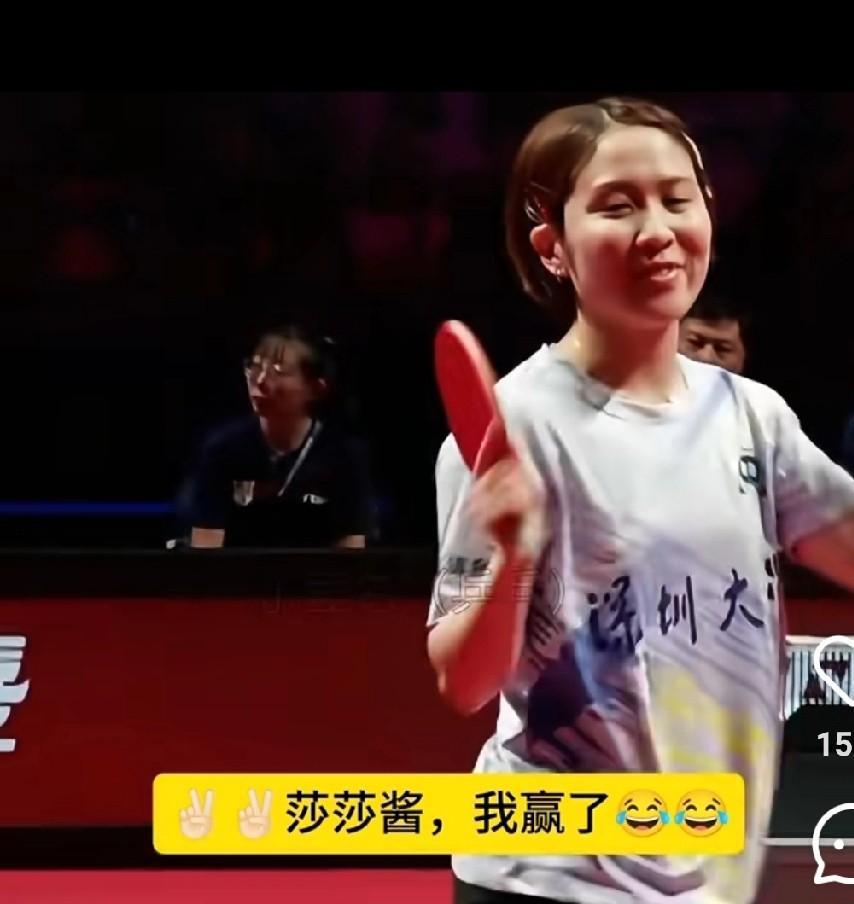 平野美宇赢球后笑的很开心。今天上午的比赛，虽然莎莎蒯曼第一盘女双2-3输了，但