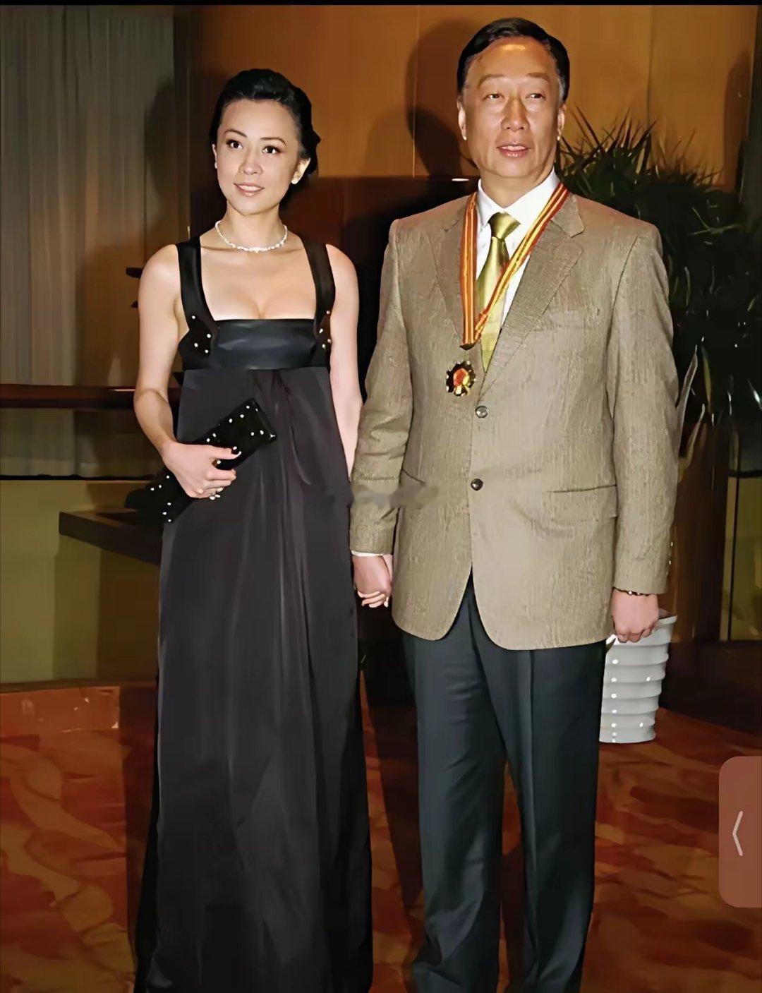 这怎么没有洁癖了，握着老男人手，没老年味吗