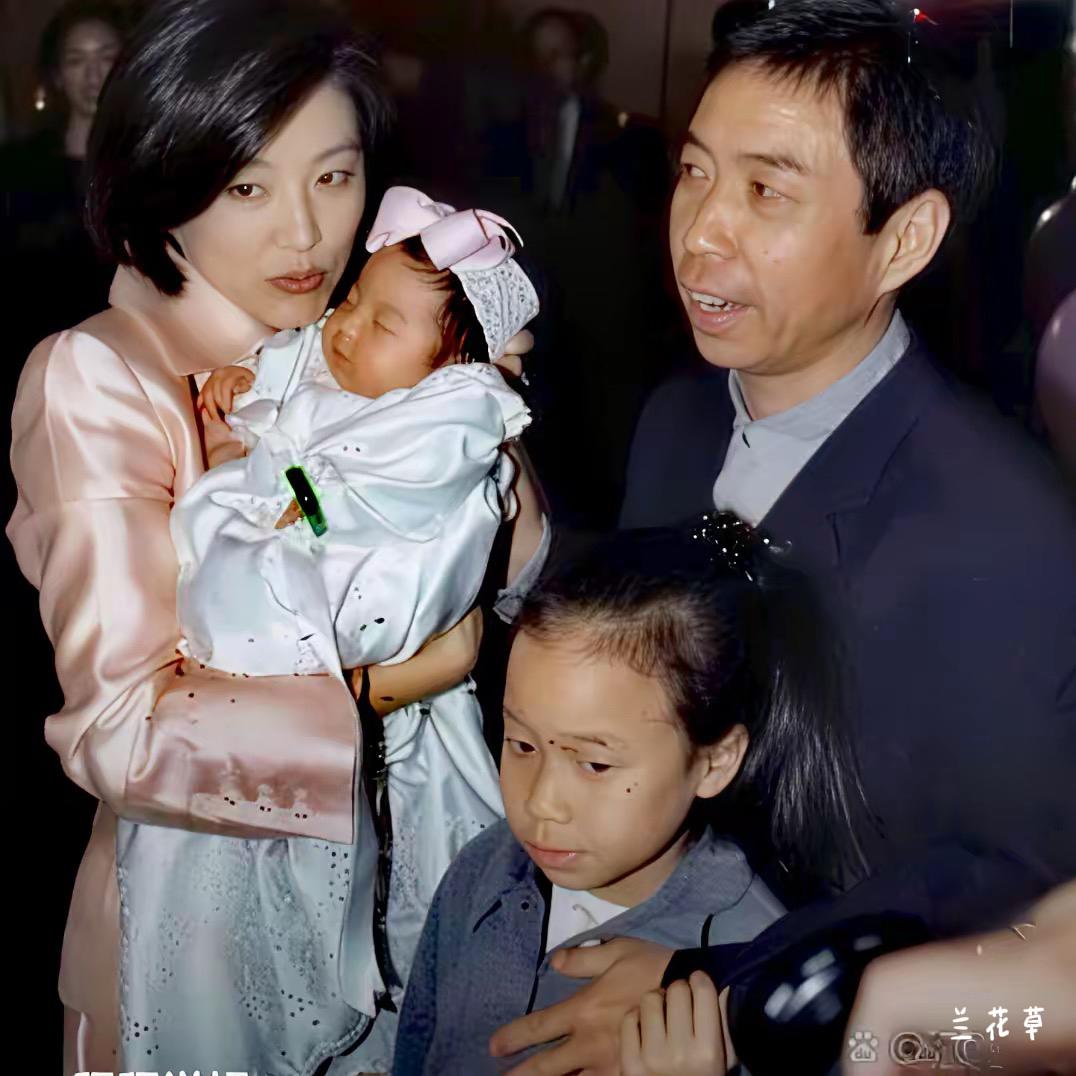 1996年，42岁高龄生娃后的林青霞一家的合影。这时候的她更温柔，更美丽。