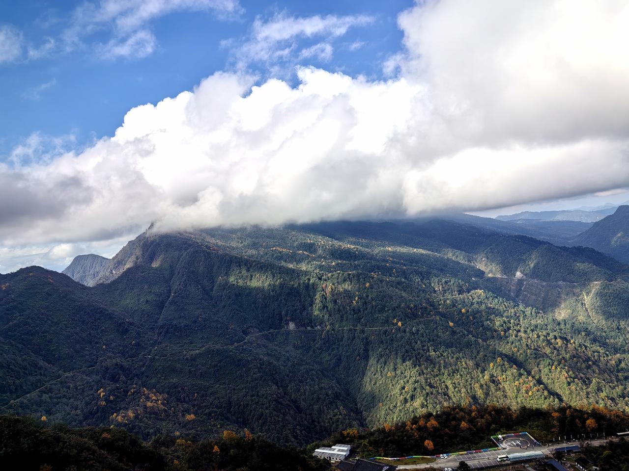 秋假已回，到处都是小朋友。之前都没机会去看看四川的秋色。时间有限只能川内游，去