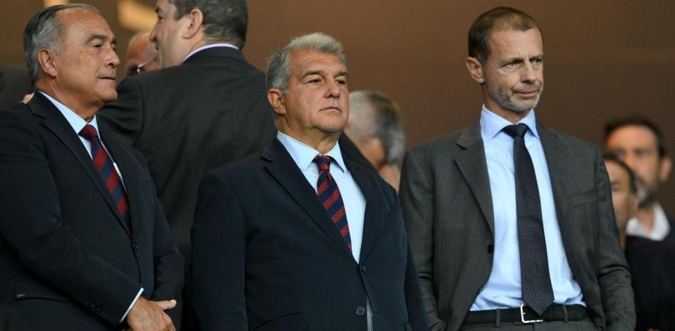 世体：在对阵马竞第二回合比赛的中场休息时，拉波尔塔走向欧足联秘书长和其他官员，抱