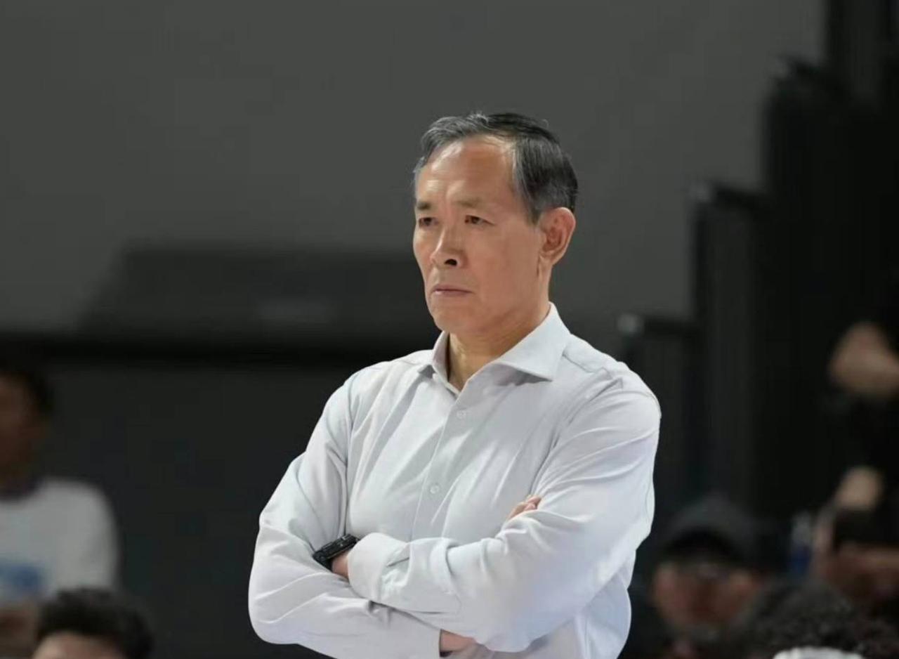 许利民措手不及！北京男篮与四川男篮的比赛中，范子铭登场15分钟拿下6分，但全场