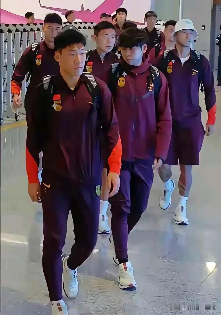 这只队伍不像刚输完球垫底的，一个个雄赳赳气昂昂的，发型一丝不苟，走路大摇大摆，感