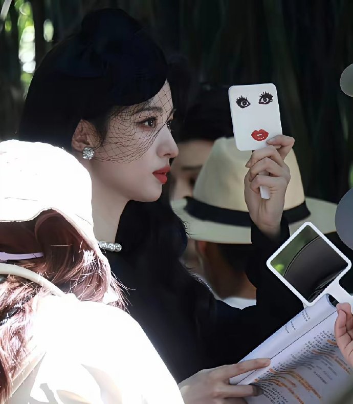 感觉王楚然每天不是在做法令纹消失操就是在买丑镜子哈哈哈哈哈​​​