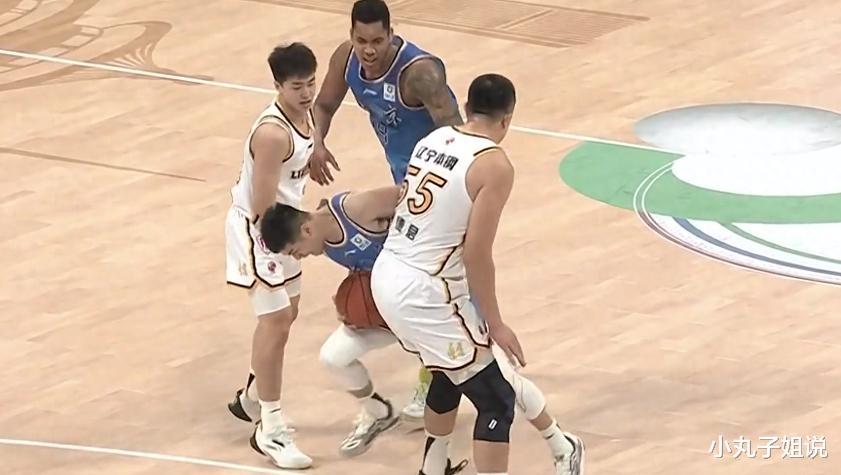 北京男篮雪上加霜!<em>方硕</em>头部被摔一度失去意识,韩德君防守惹争议