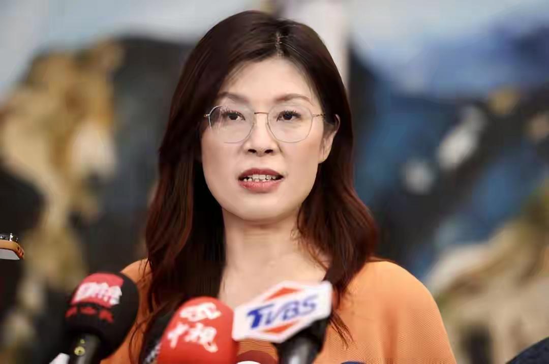 民进党当局害怕了。郑丽文刚上任没几天，民进党当局就手足忙乱，心慌了，连出昏招围剿