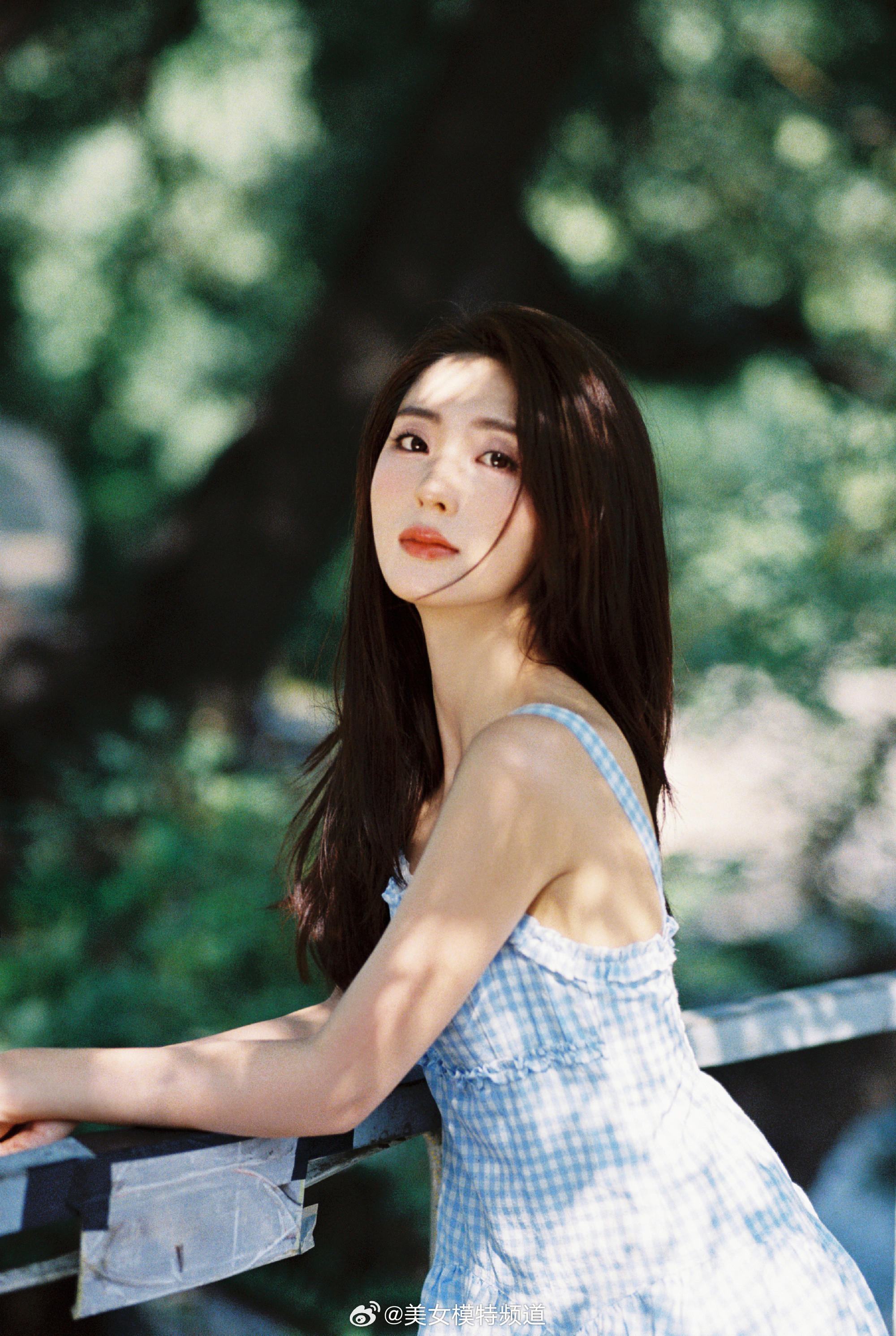 邢菲绿意写真大片