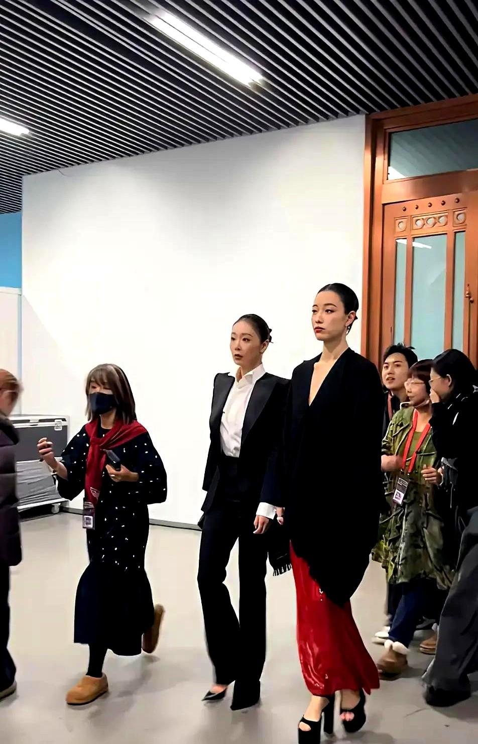 倪妮这回头，真的有点“演”了？一场活动，170厘米的倪妮和168厘米的高叶站