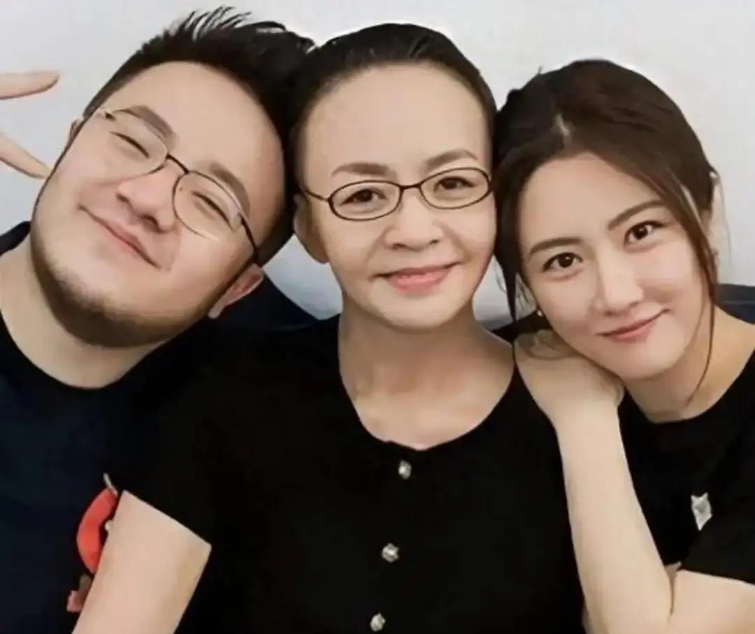 英如镝，你这“阴阳怪气”的本事，真跟英达一脉相承！英如镝，你享受着百万家产砸出