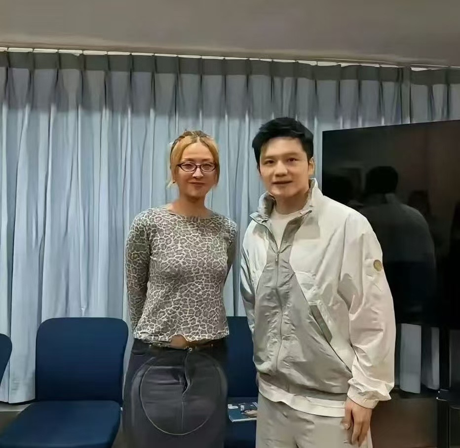 陈奕迅老婆徐濠萦这条裙子我看了三遍，直到现在我还是怀疑她是不是穿反了，有跟我同感