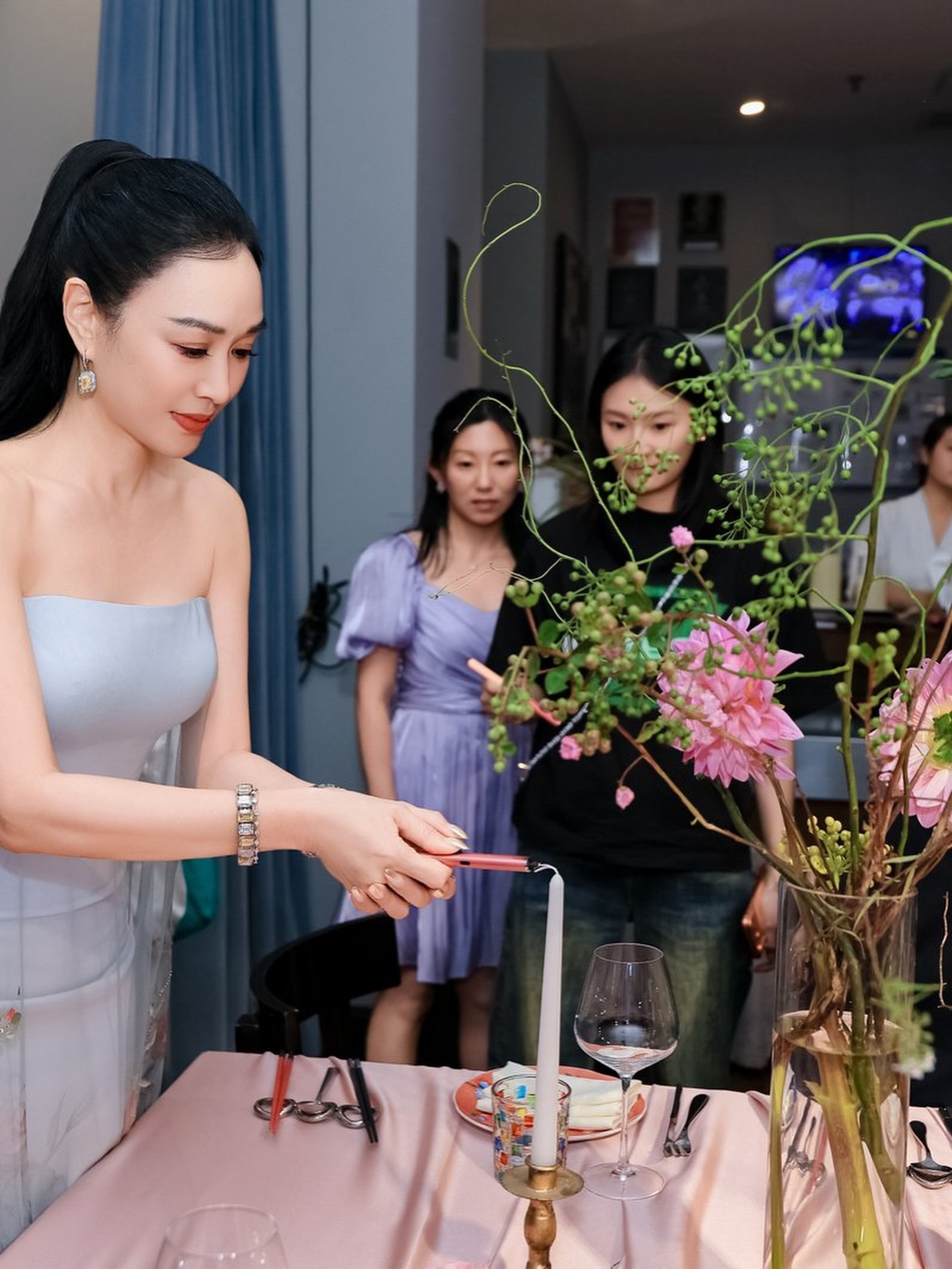 钟丽缇二女儿都18岁了诶！颜值好高的一家人感觉好几个有三个女儿的家庭都会面临很多