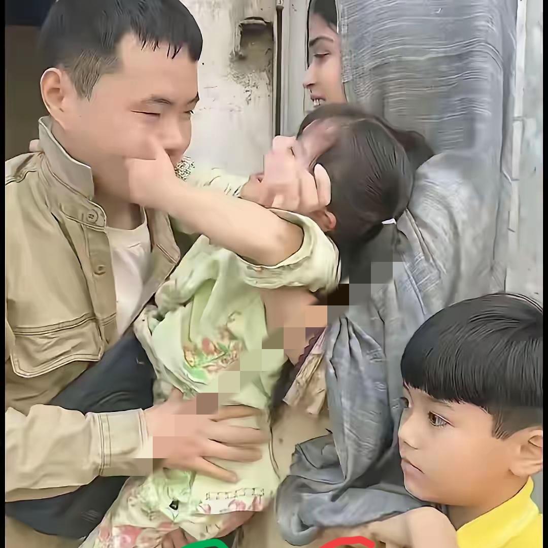机场揪心一幕！父亲狠心带儿子登机，四岁女儿死扣手指不肯松手，真相戳心四岁女