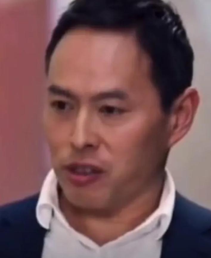 澳大利亚著名的反华教授李约翰，在节目中发表自己的反华观点时，主持人突然对他说，如