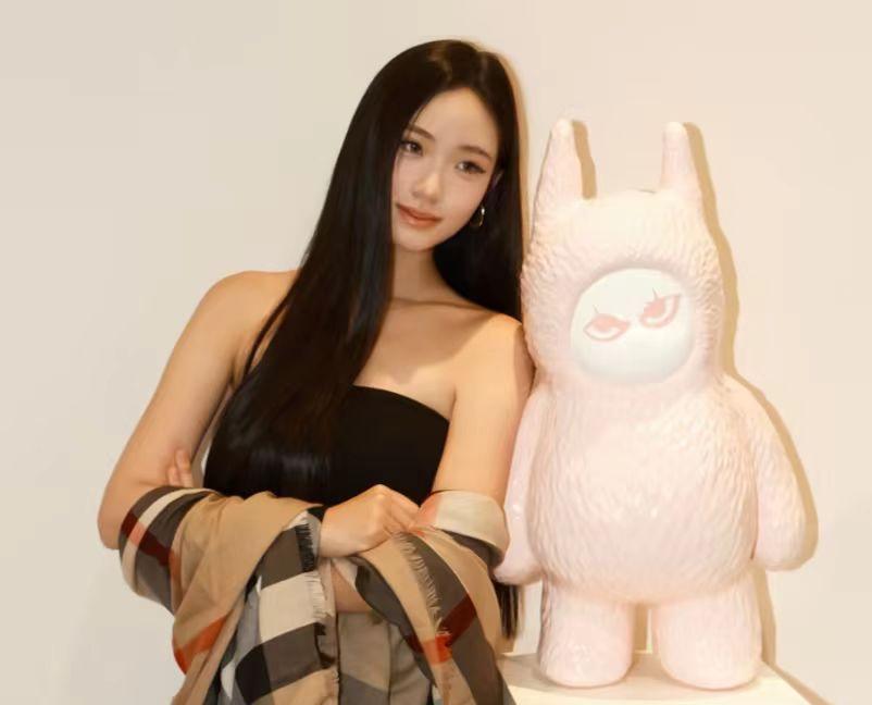 小S女儿Lily这次的个人画展真是闹得沸沸扬扬。画展上的画当日售罄，吸金超百万，