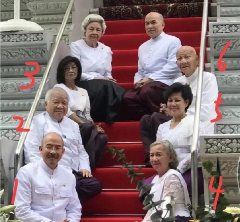 柬埔寨王室合照，洪森一家合照……在王室合照8个人里已经有两位过世，剩下的人平均