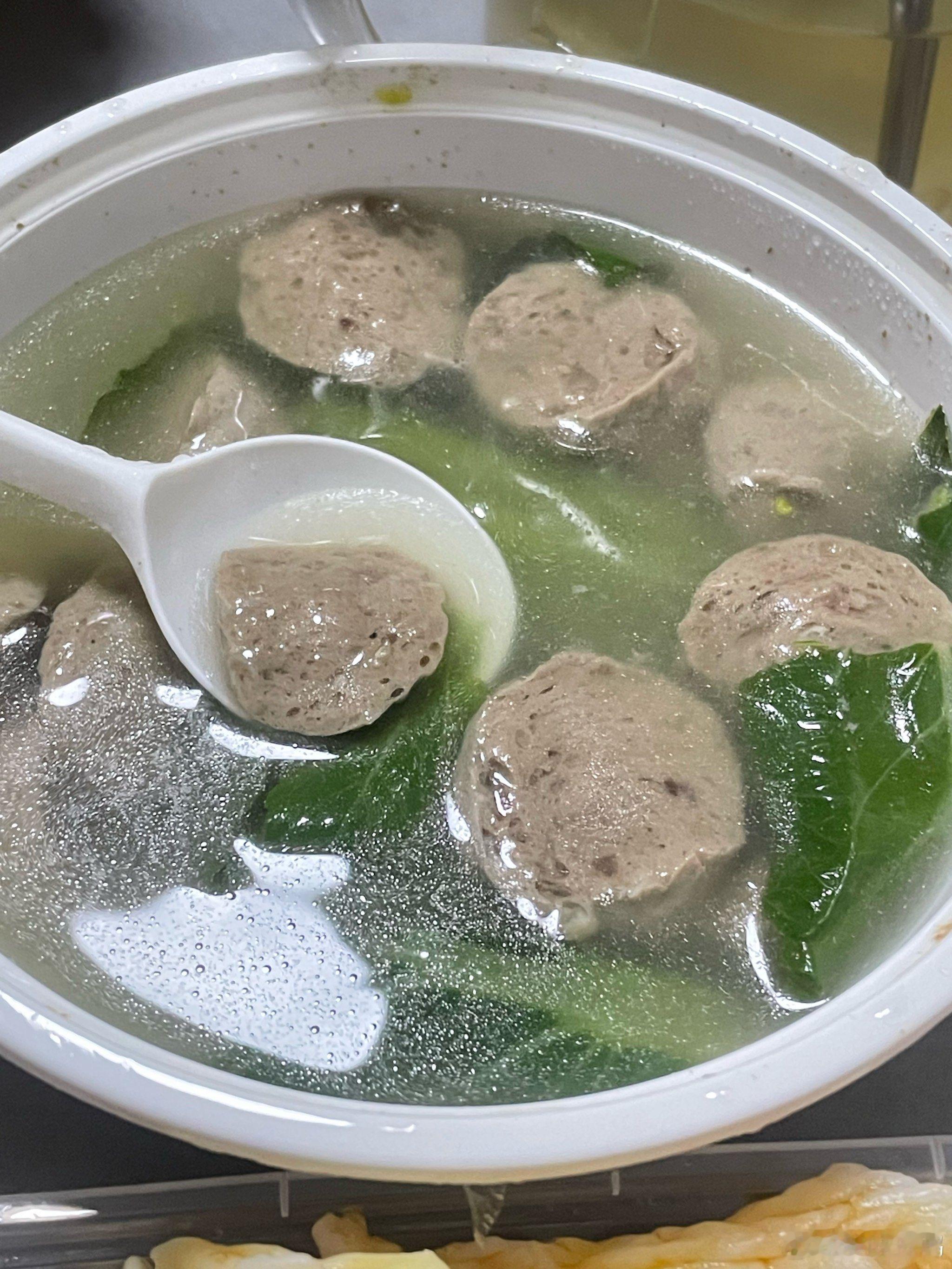 肠粉是最优秀的早餐。肉不算太多加一个鸡蛋，蛋白质刚刚好。米浆做的粉皮，不像面粉那